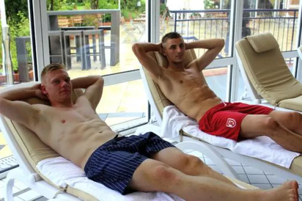 Bild: „The Monarch Hotel“ unterstützt Fußballteams