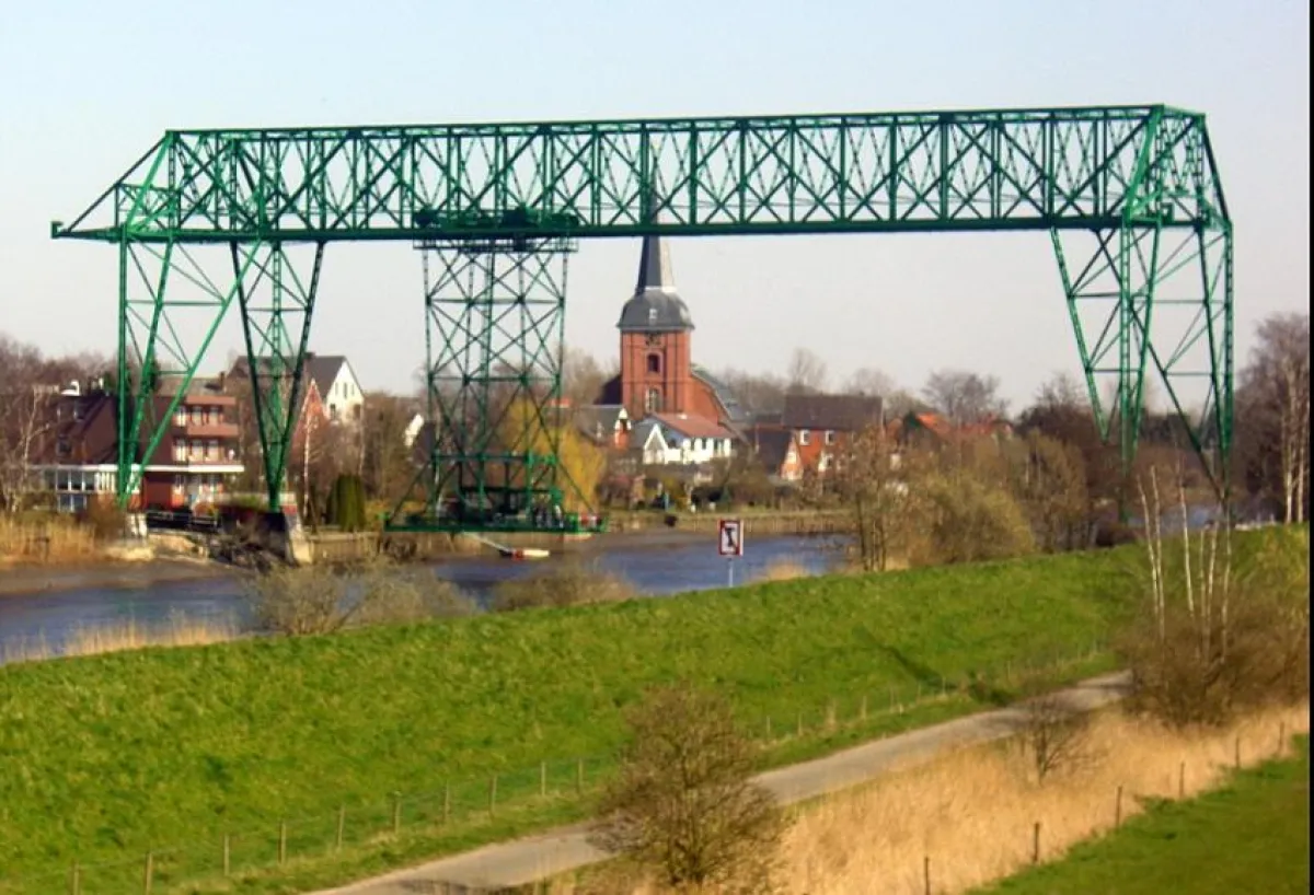 Die Schwebefähre Osten - Hemmoor ist das Wahrzeichen der Deutschen Fährstraße