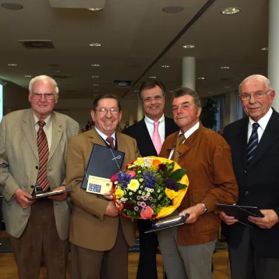 Bild: Ein volles und harmonisches Haus - Volksbank-Familie steht zusammen