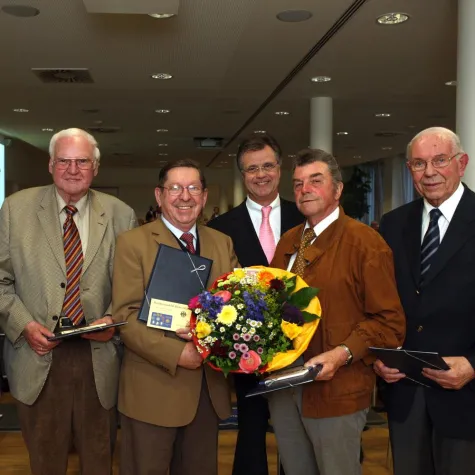Bild: Ein volles und harmonisches Haus - Volksbank-Familie steht zusammen