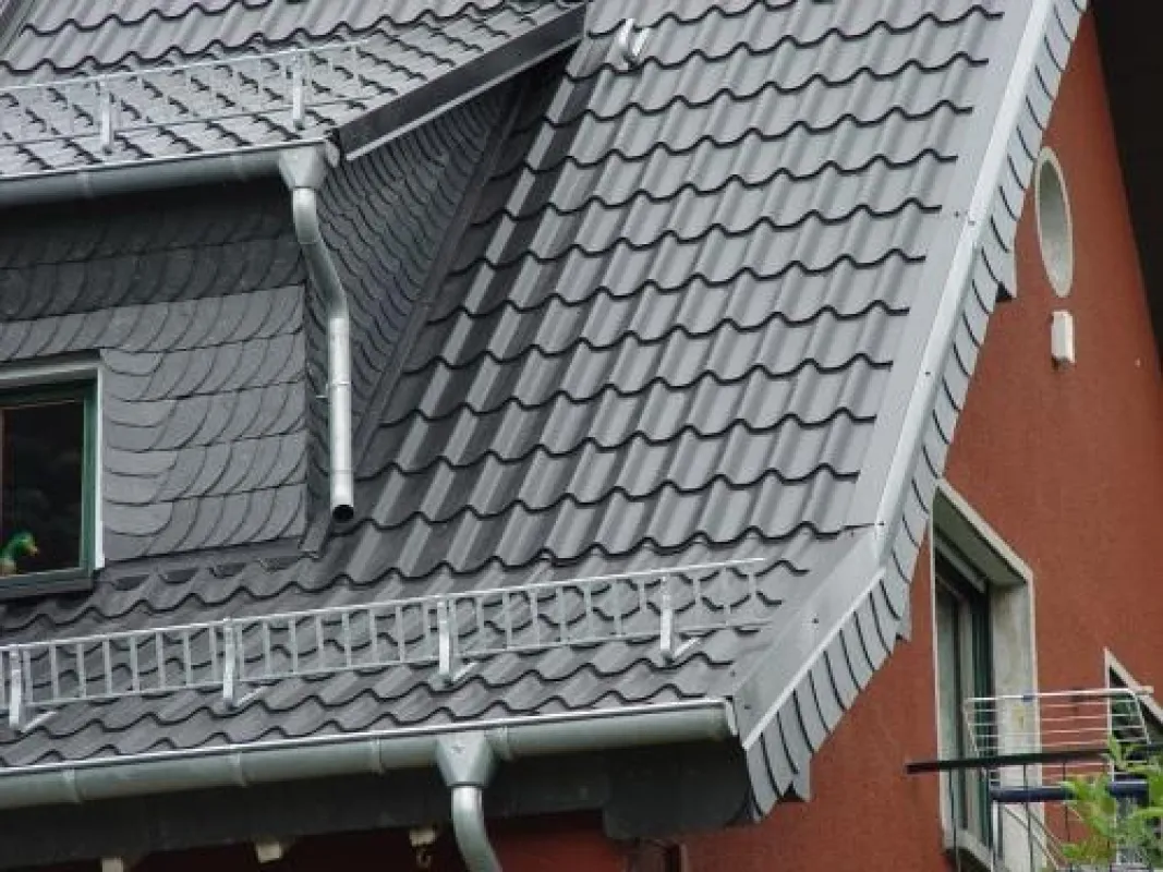Leichtgewichtige Metalldachpfannen sind beim Altbau die günstige Alternative zu einer Dachstuhlerneuerung. Bild: tdx/Luxmetall