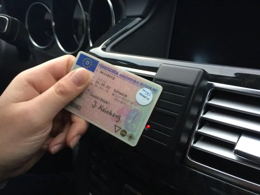 Einfache Führerscheinkontrolle im Fahrzeug