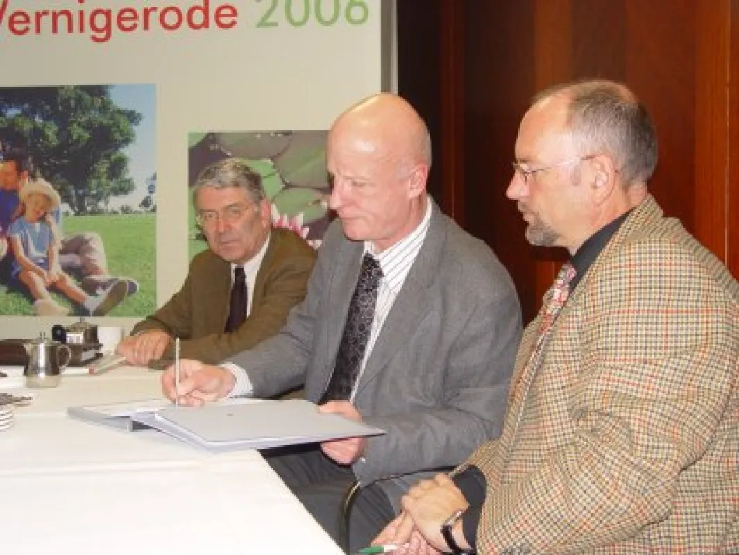v.l.n.r.Ludwig Hoffmann (Oberbürgermeister Stadt Wernigerode) freut sich mit Andreas Laubig (Pressesprecher EDEKA) und Erhard Skupch