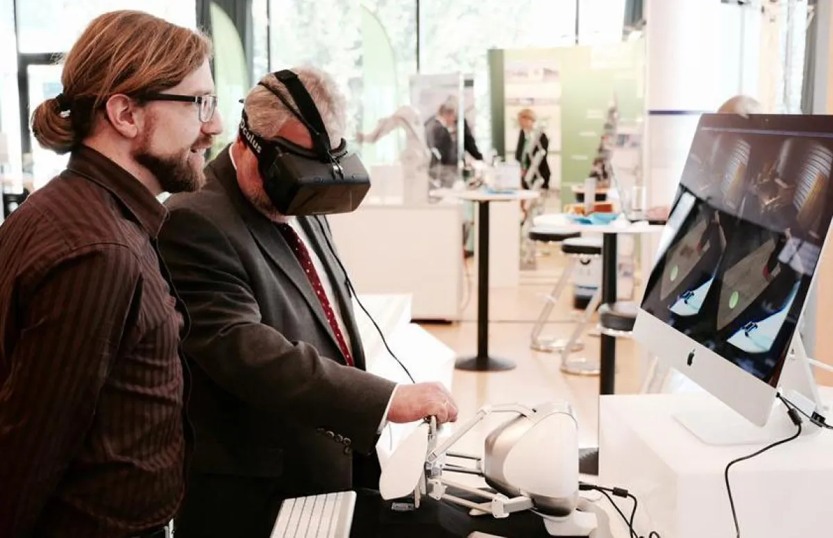 Besucher nutzen DeepGrip VR Anwendung