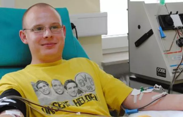 Dortmund-Fan im BVB-T-shirt macht sich für Leukämiekranke stark Bild: Dortmund-Fan im BVB-T-shirt macht sich für Leukämiekranke stark