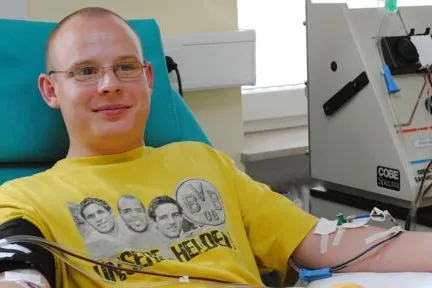Bild: Dortmund-Fan im BVB-T-shirt macht sich für Leukämiekranke stark