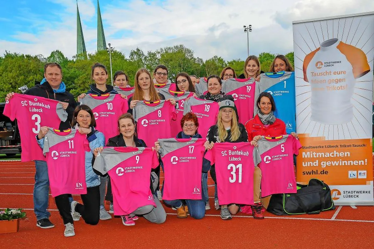 Frauen-Handballmannschaft des SC Buntekuh freut sich über neue Trikots