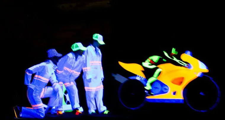 Schwarzlicht-Inszenierung für Michelin Bild: Schwarzlicht-Inszenierung für Michelin