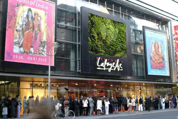 Erstes Mur Végétal- Vertical Garden von Patrick Blanc an Jean Nouvels Glasfassade Bild: Erstes Mur Végétal- Vertical Garden von Patrick Blanc an Jean Nouvels Glasfassade