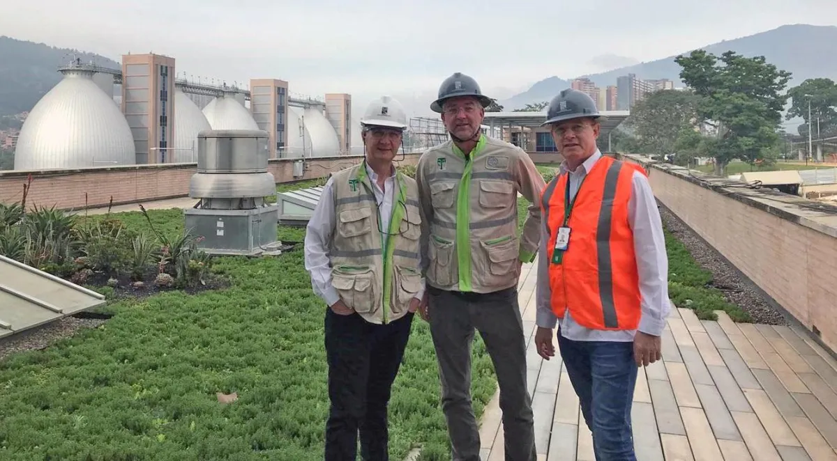 Martin Seeger, Stefan Schuth (links) und Sven Christian Brückner (rechts) – beide GKW - in Medellín.