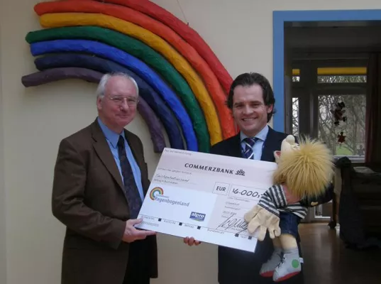 Bild: Die Düsseldorfer Alpro GmbH spendet 16.000 Euro an das Kinderhospiz Regenbogenland