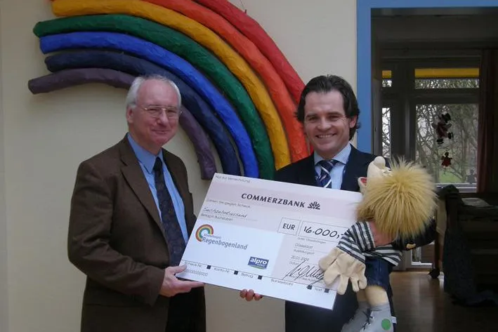 Bild: Die Düsseldorfer Alpro GmbH spendet 16.000 Euro an das Kinderhospiz Regenbogenland