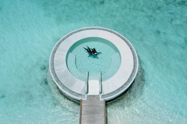Bild: Floating-Premiere auf Huvafen Fushi - Malediven 