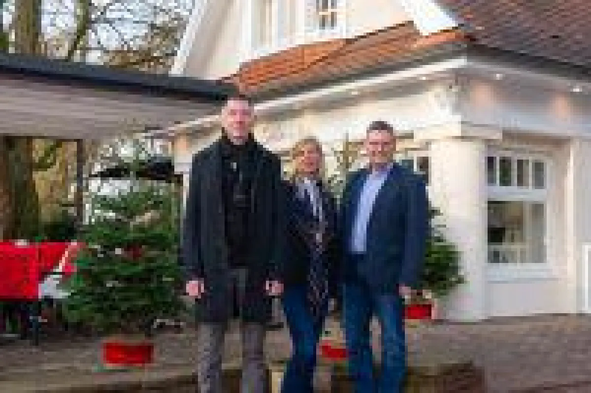 Auf dem Bild sind Ingeborg Schaepers mit Gewo-Geschäftsführer Reno Schütt (links) und Bürgermeister Thomas Berling zu sehen