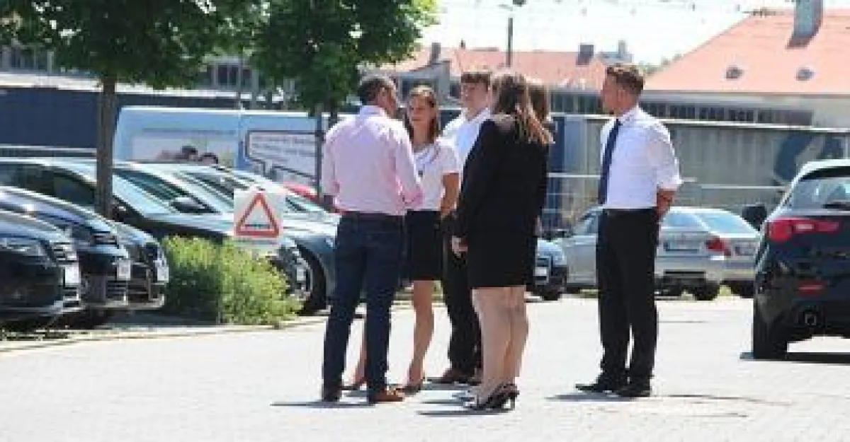 Die Jury bei Besichtigung der Gebrauchtwagen-Ausstellung