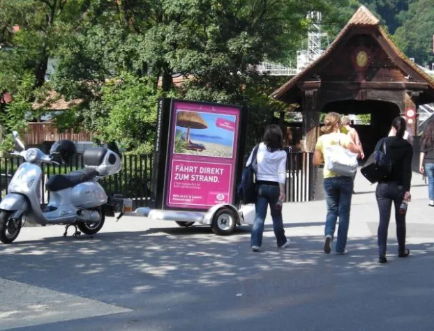 Bild: L´tur feiert Filialeröffnung - mit AdScootern