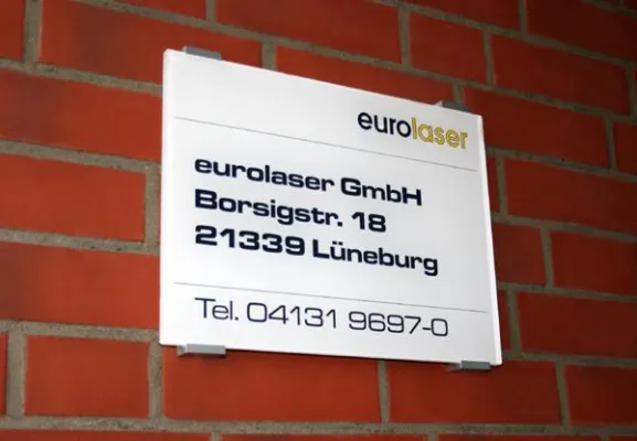 Bild: Hochwertige Gebäudebeschilderung aus Acryl