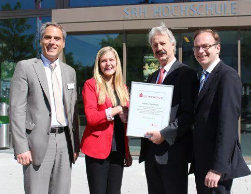 Bild: Sparkasse Hamm vergibt Stipendium an SRH-Studentin