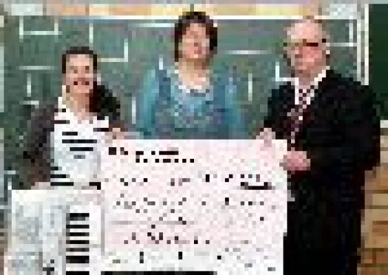 Bild: 100 Jahre Sparkasse: 1.000 Euro für neues Instrument an der Musikschule Unterensingen