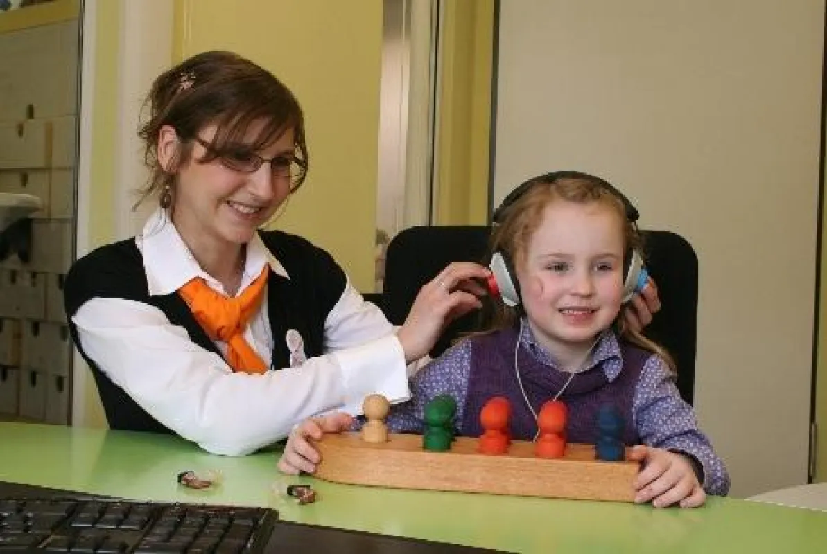 Regionales Kinderhörzentrum eröffnet - Vanessa Wiegard, Leiterin des Kinderhörzentrums OWL, ermittelt spielerisch das Hörvermögen der fünfjährigen Sarah aus Bad Wünnenberg (Foto: Schaarschmidt)