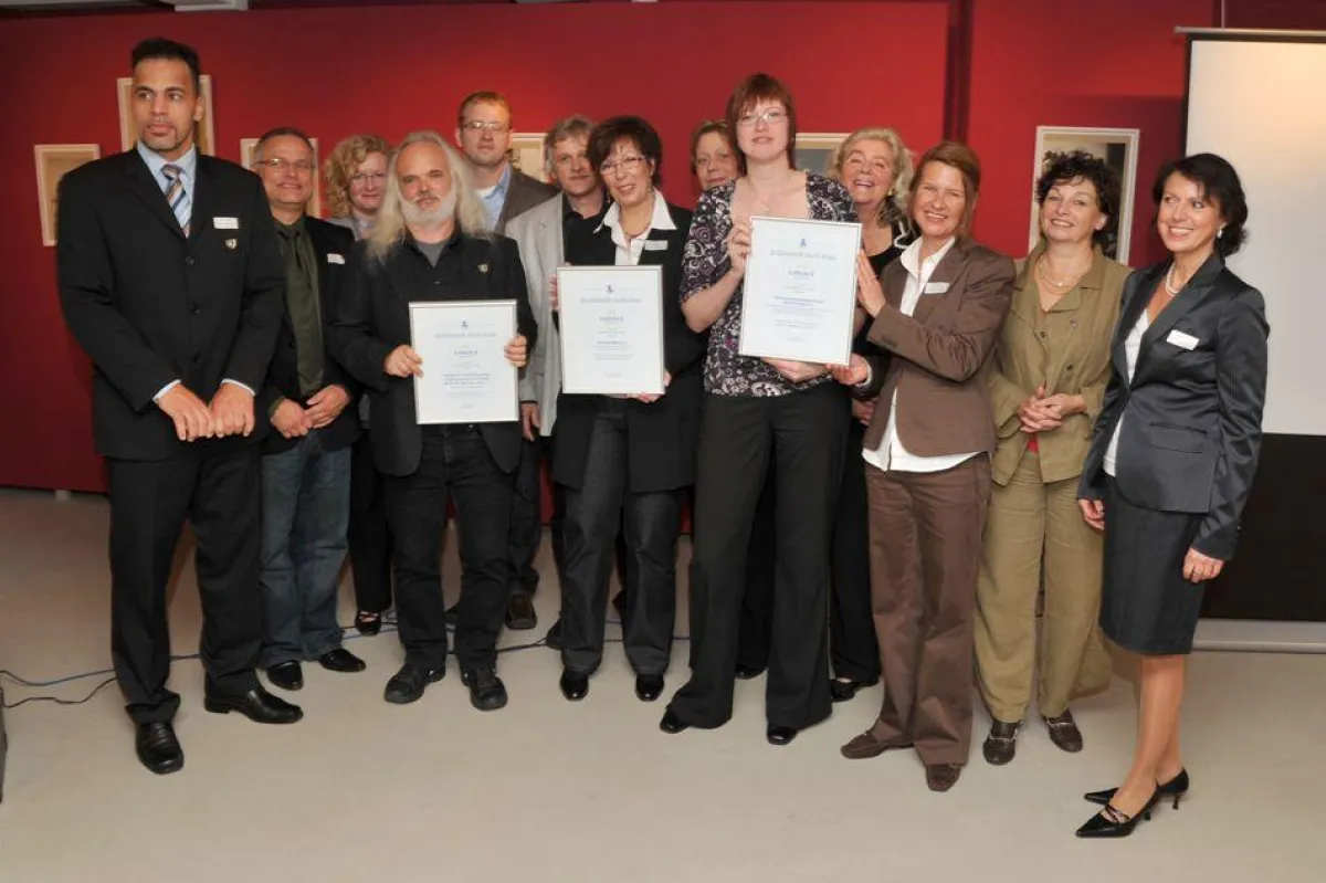 Schulsenatorin und Zweite Bürgermeisterin Frau Christa Goetsch überreicht den Budnianer-Hilfe-Preis. Foto: Norbert Gettschat