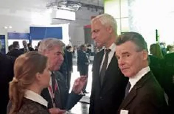 Bild: EXPO REAL-News: NRW-Wirtschaftsminister im Gespräch mit Aengevelts zum Investment-Standort NRW