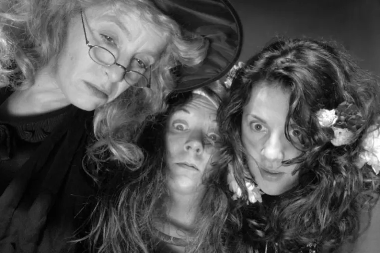 Bild: Die Hamburg Players präsentieren Wyrd Sisters von Terry Prachett