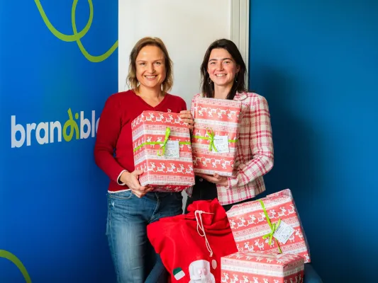 Bild: Bescherung bei der Arbeitsloseninitiative Sachsen: Brandible packt Weihnachtspäckchen für bedürftige Kinder