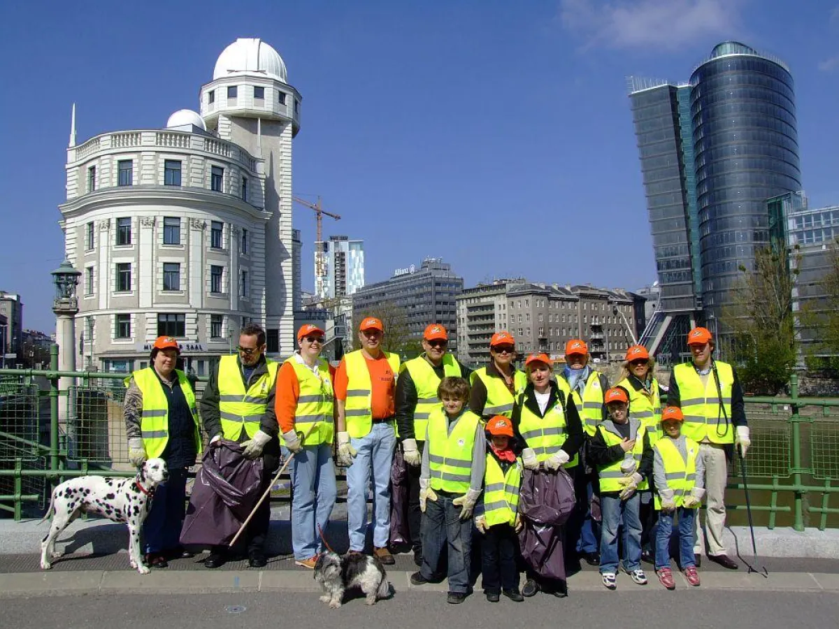 Vermieter des Apartment Service Vienna bei der Aufräumaktion