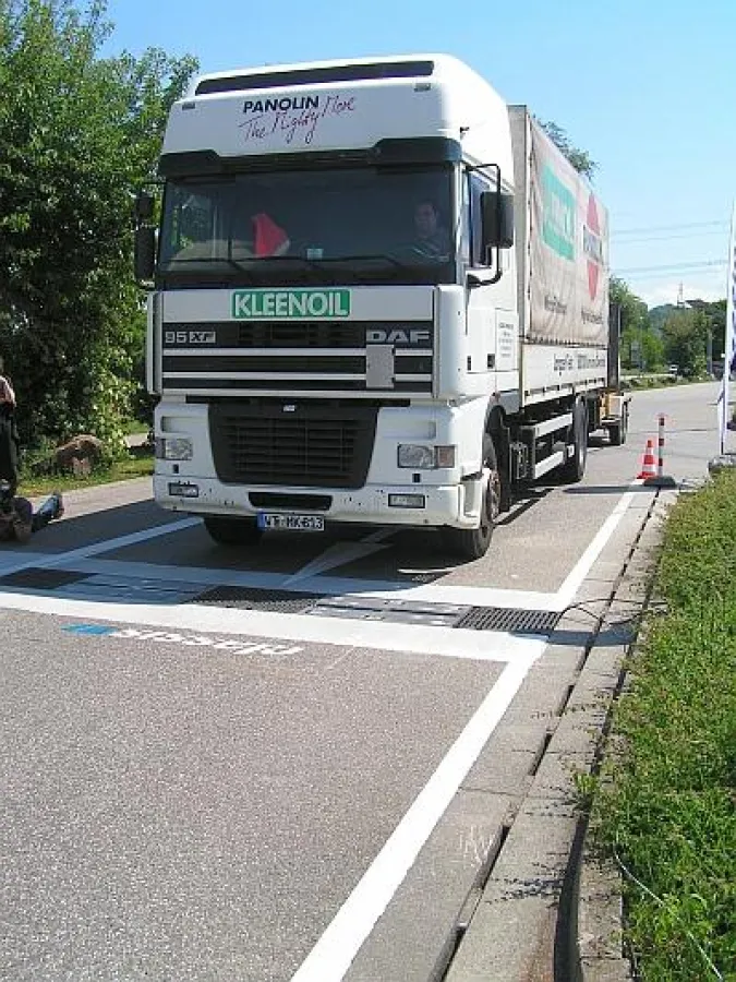 Testfahrt in Richtung CLASSIS®: Im Schritttempo überfährt der LKW die Messstelle.