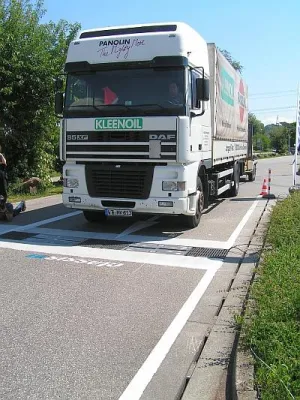 Bild: Automatisierte Messstelle prüft Zustand von LKW-Reifen: CLASSIS® feiert Deutschland-Premiere in Herbolzheim
