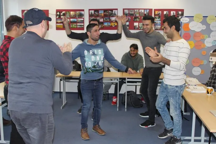 Bild: Sprache und Ausbildung als zentrale Bausteine in der Arbeitswelt