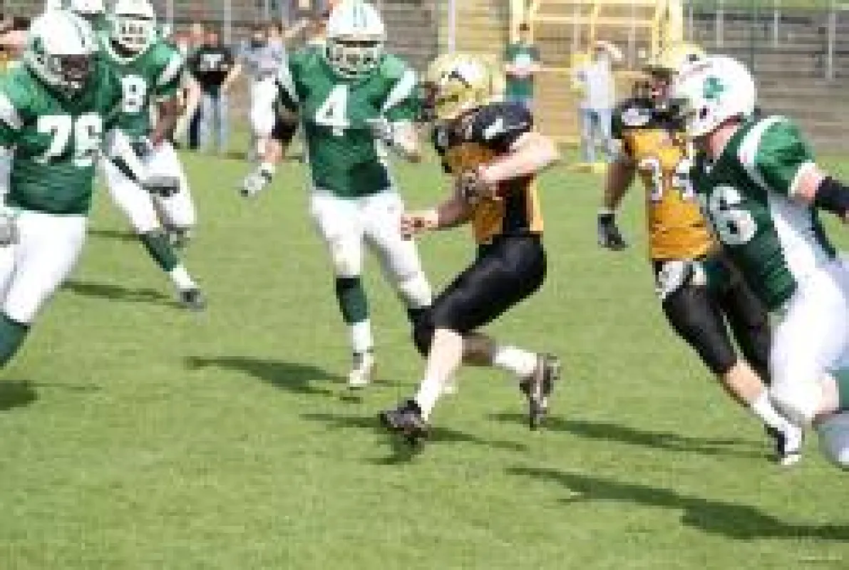 Foto: Typische Spielszene an diesem Sonntagnachmittag. Die Defense der Bulldogs stoppt die Offense der Dolphins, hier Running Back Daniel Greitens (28).