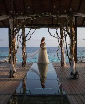 Bild: Märchenhafte Hochzeitskapelle für Zeremonien auf dem Wasser