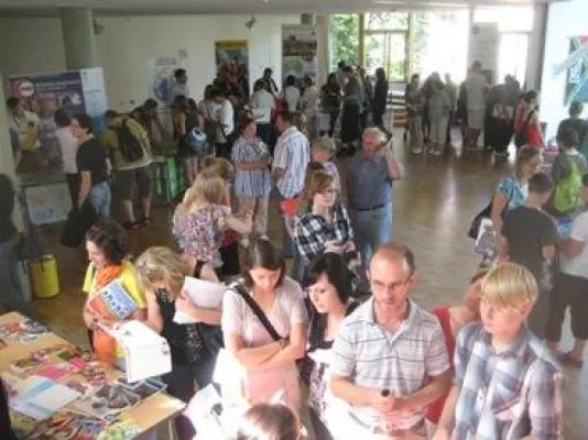 Bild: Wenn man im Rheinland in die Ferne schweift / Jugendmesse lockt 2.000 Besucher in Königin-Luise-Schule