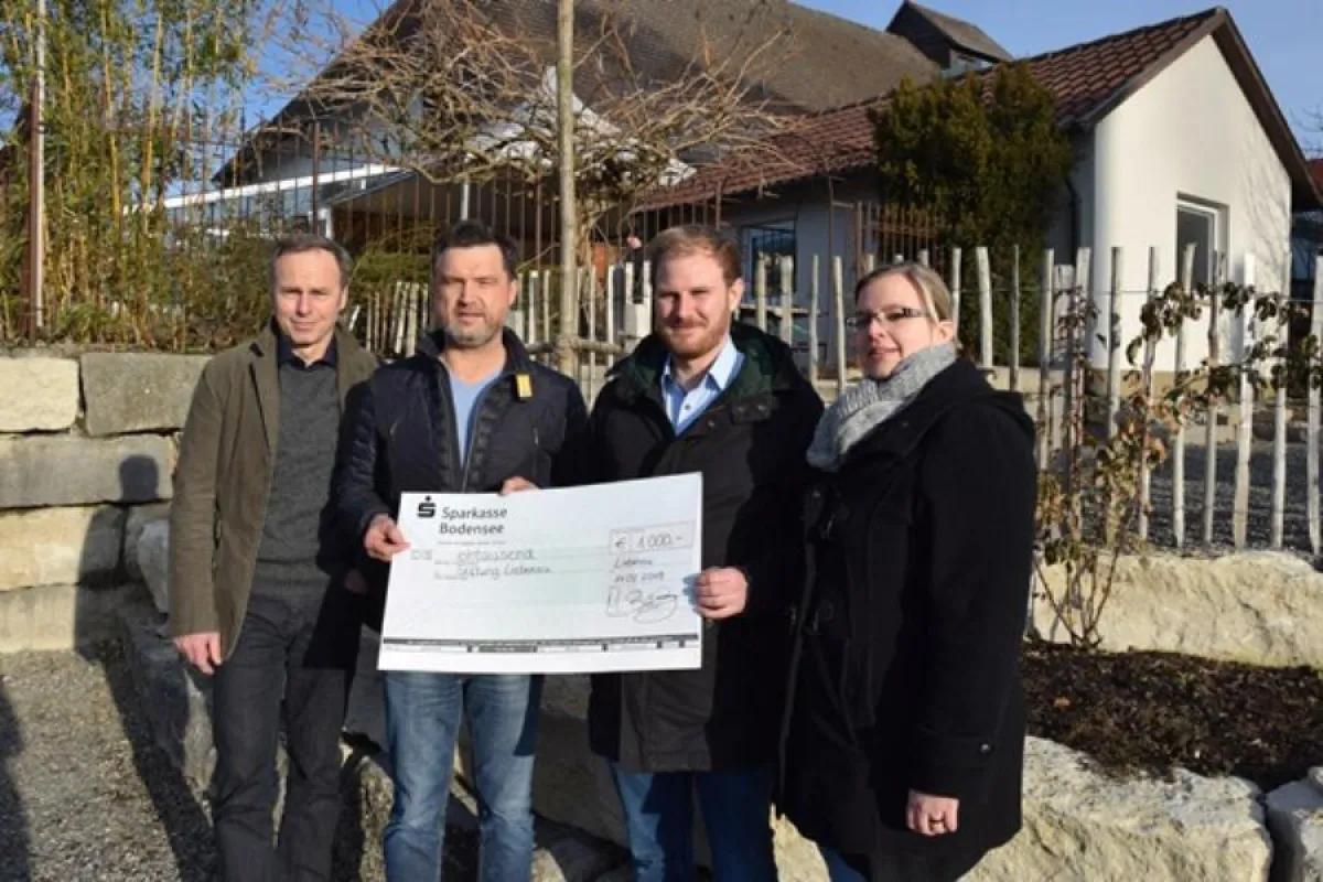 Martin Bloching (Geschäftsführer Locher Malerbetrieb, 2. v. links) übergab den Spendenscheck