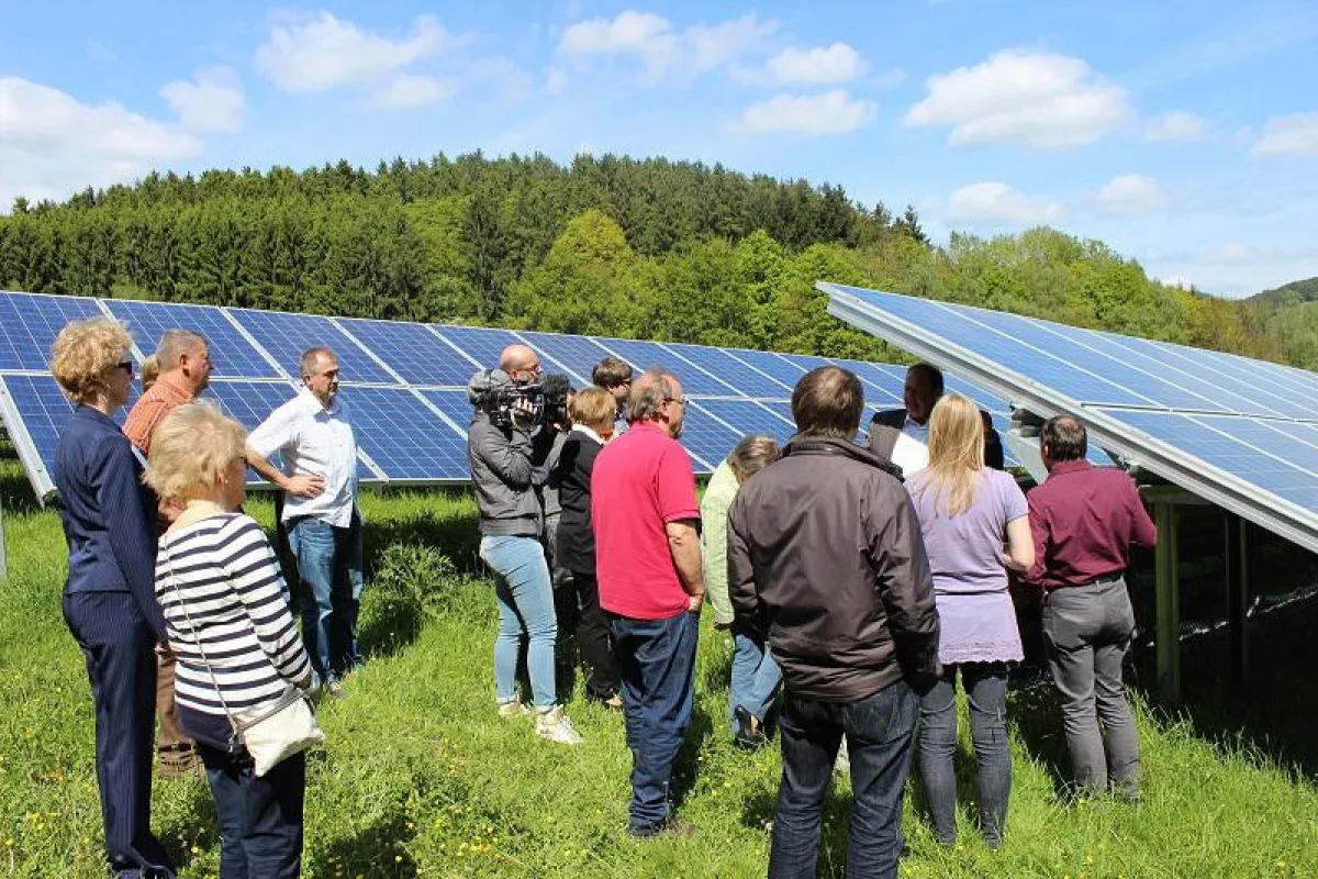 Teilnehmer einer Rundfahrt besichtigen einen 7x7 Solarpark.