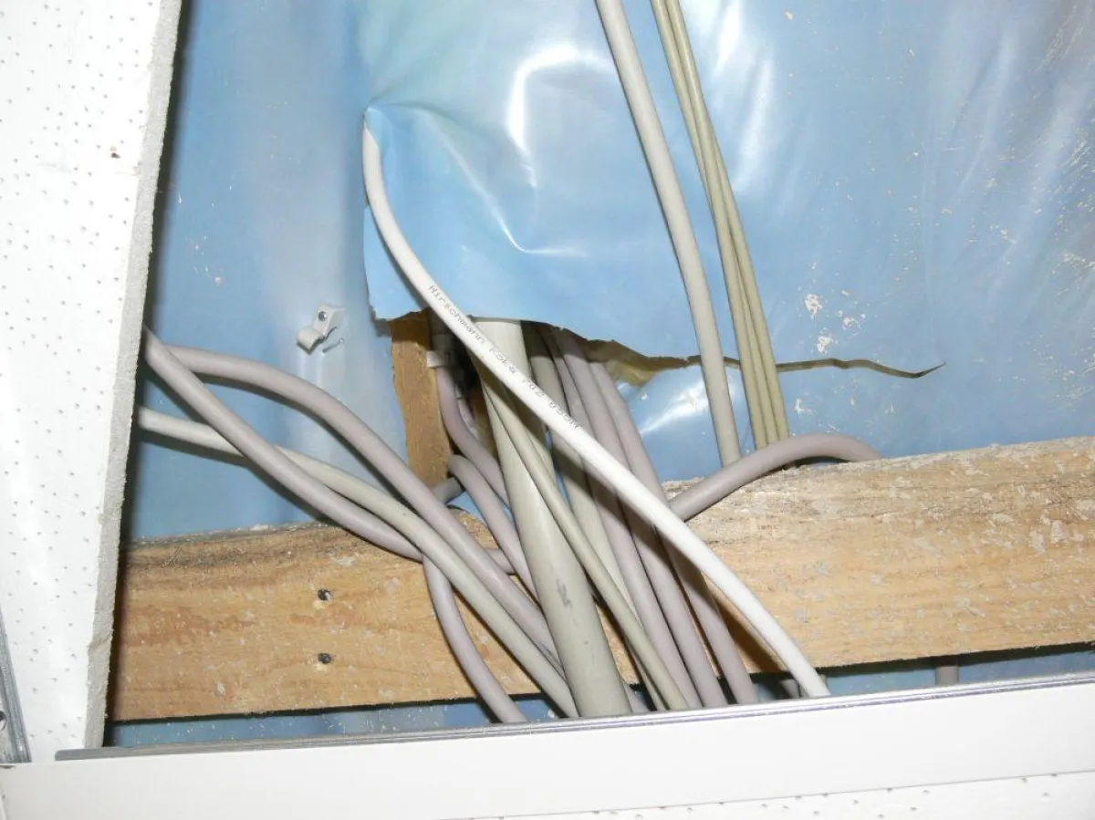 Mit einer Blower-Door-Messung werden Baufehler entdeckt. Hier ein undichter Kabeldurchgang durch Dampfsperre. (Foto: Michael Meyer-Olbersleben)