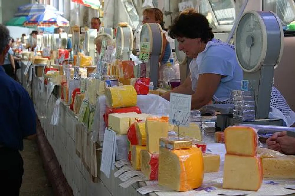 In der Ukraine wird der Vertrieb noch vielerorts über traditionelle Märkte organisiert. Supermärkte westlichen Zuschnitts setzen sich nur zögernd durch. Supermarktketten existieren noch nicht flächend
