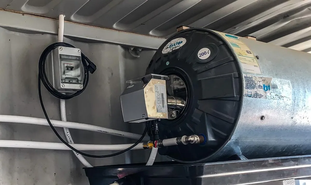Ein ELWA-Gerät erhitzt das Warmwasser im 200-Liter-Elektrokessel der Forschungsstation.
