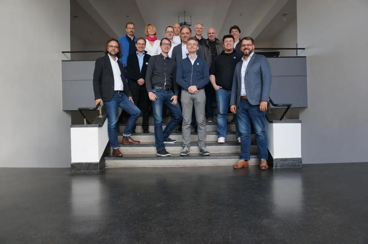 Die Autoren des Bitkom-Sammelbandes beim Besuch der Bauhaus-Stiftung Dessau. (Quelle: Bitkom)
