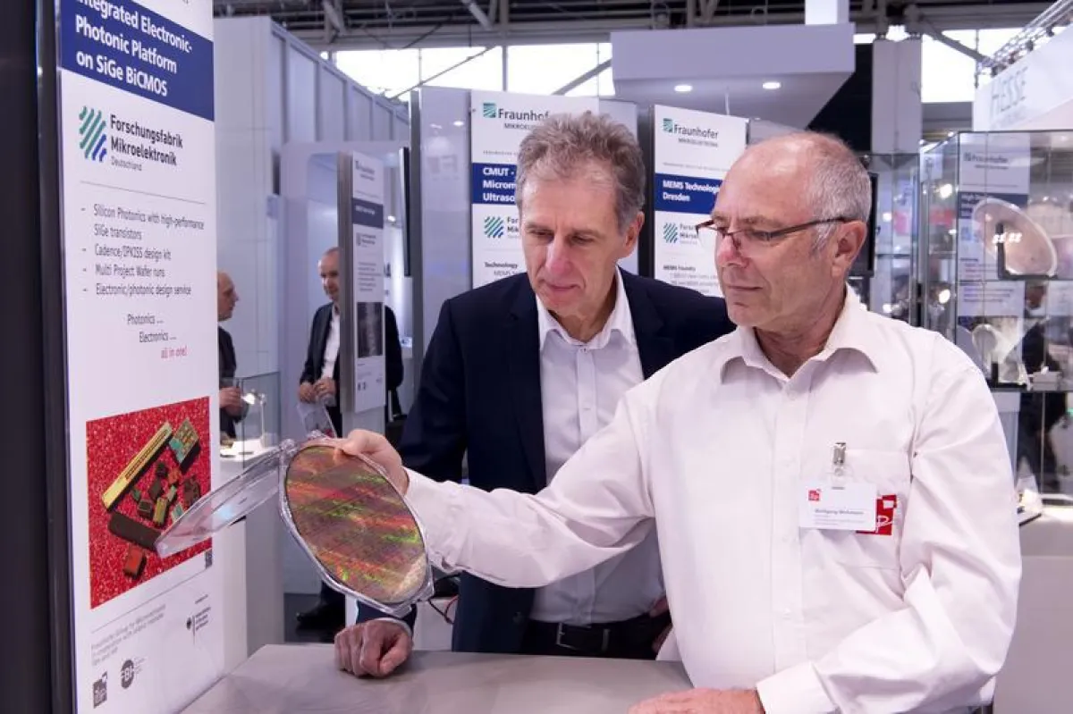 Dr. Harald Richter und Wolfagang Wichmann am Stand des IHP auf der productronica in München. (Fraunhofer-Verbund Mikroelektronik / Bernd Müller)