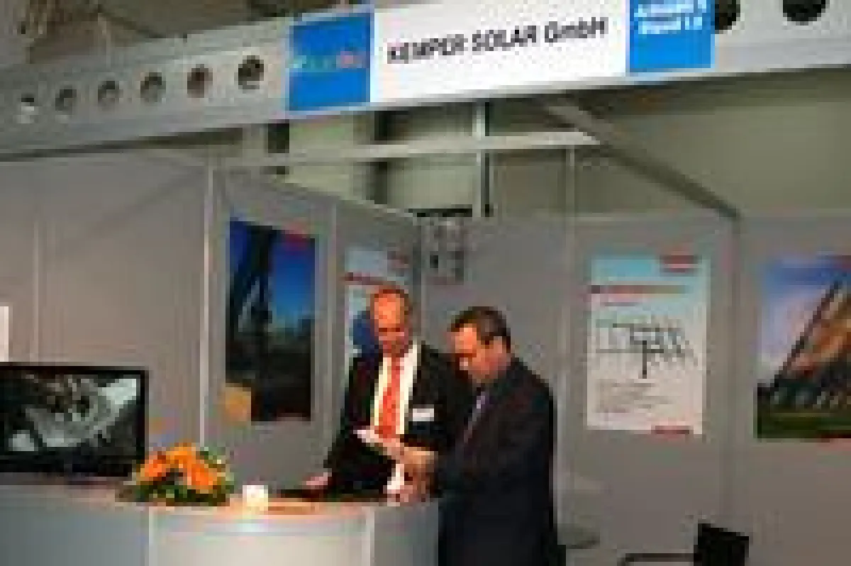Großes Interesse auf der Solarmesse Ecotec in Athen: Alexander Lenfers, Leiter des Geschäftsbereichs Solar der KEMPER GmbH, erklär