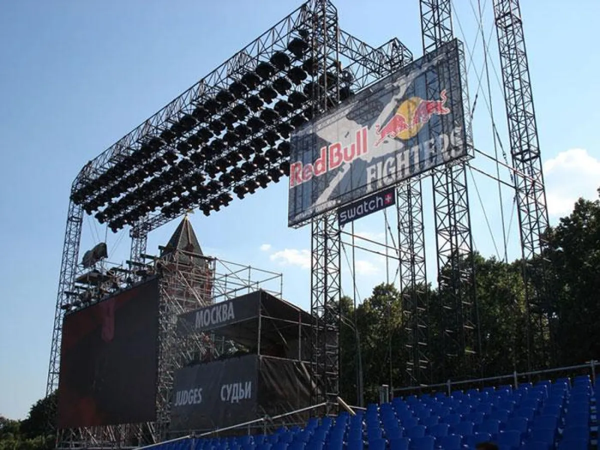 Stageco Steelgrids im Einsatz bei Red Bull X-Fighters in Moskau (Foto: Stageco Business Partners, frei zur Veröffentlichung bei Na