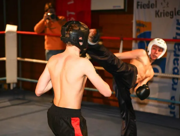 Kickboxen Kindertraining steigert Fitness und Selbstvertrauen Bild: Kickboxen Kindertraining steigert Fitness und Selbstvertrauen