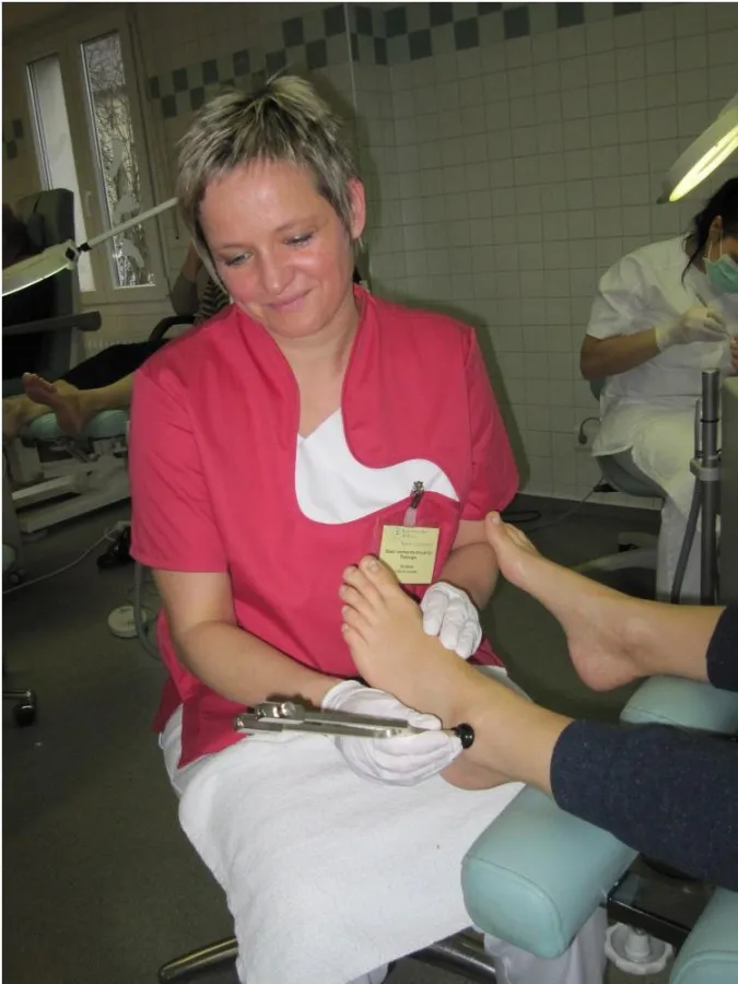 Auszubildende Fabiola Jansen beim Stimmgabeltest