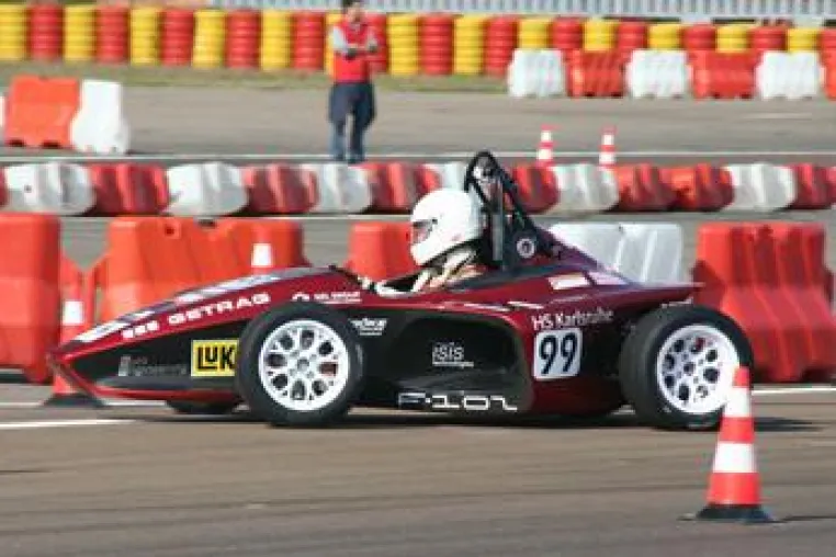 Bild: 6. Platz für Studierende der Hochschule Karlsruhemit selbstgebautem Rennwagen bei internationalem Wettbewerb