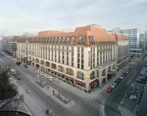 Bild: Luxuriös geschützt - Alle Fenster des Hilton Berlin wurden mit Sikkens Holzschutzlasur neu beschichtet