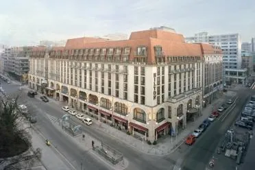 Bild: Luxuriös geschützt - Alle Fenster des Hilton Berlin wurden mit Sikkens Holzschutzlasur neu beschichtet