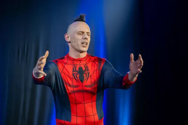 Lars Mette aus Sachsenheim bekommt prestigeträchtigen Award beim Internationalen Speaker-Slam! Bild: Lars Mette aus Sachsenheim bekommt prestigeträchtigen Award beim Internationalen Speaker-Slam!